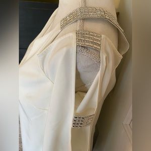Roz & Ali size Small Ladies White Cold Shoulder Blouse. Gotta Love Bling NWT
